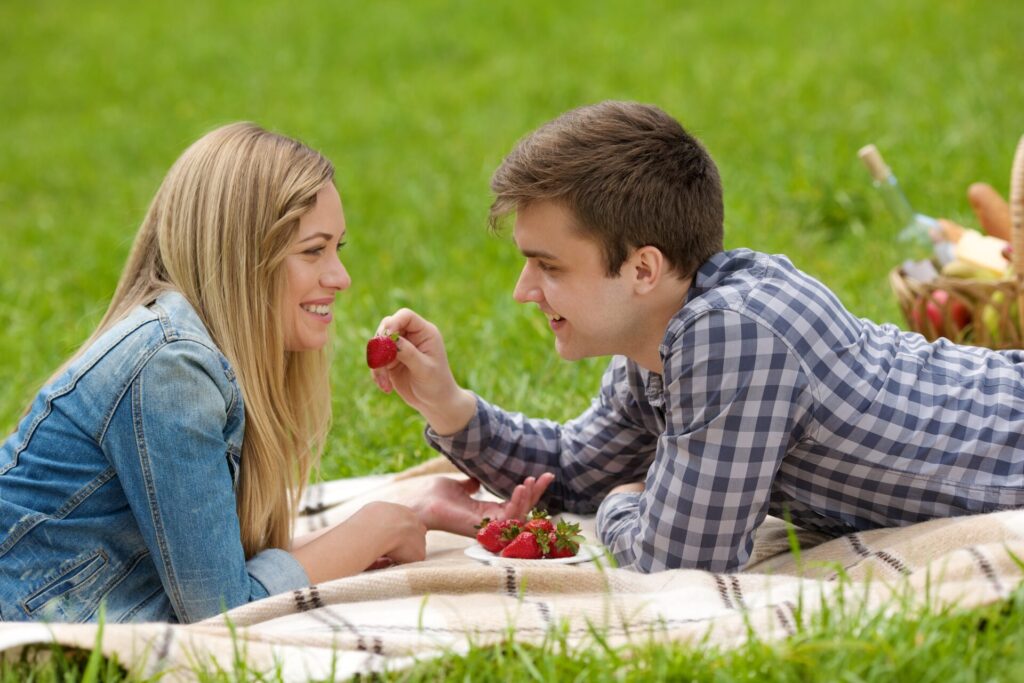 ツインレイ男性の愛情表現 イチゴを食べさせてくれる