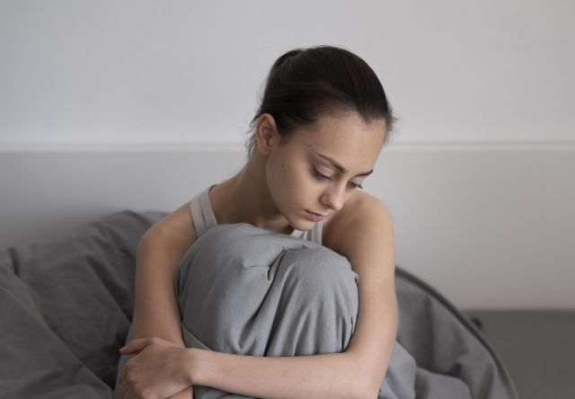 悩む女性　恋愛に臆病　自分に自信がない
