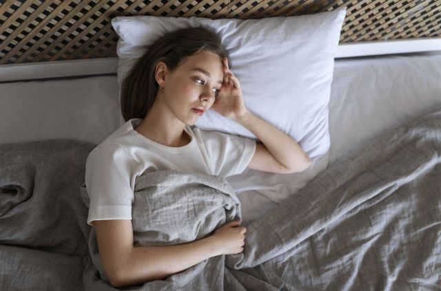 不安な女性　寝付けない夜　不安な夜