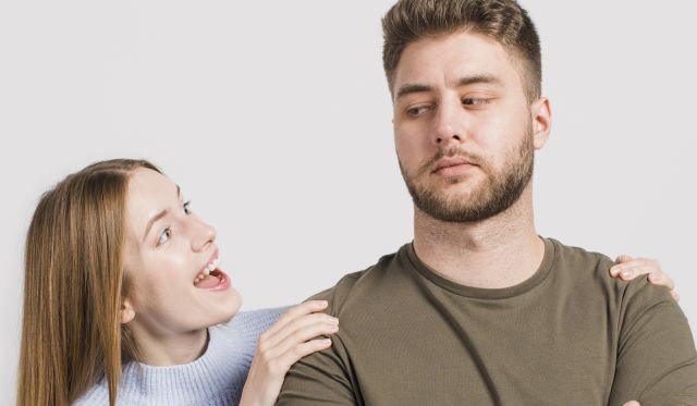 男性を追いかける女性