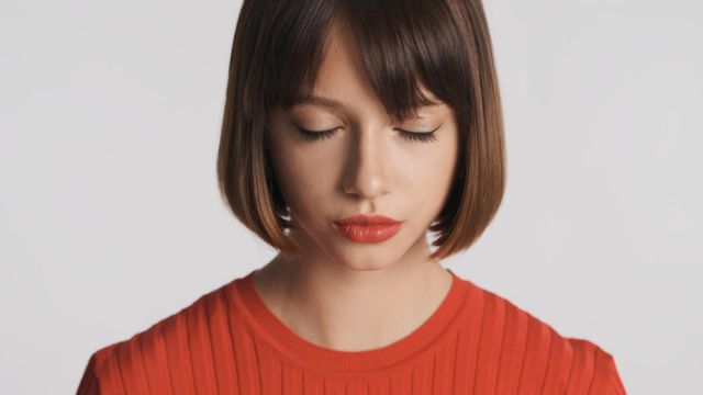 自分を見つめる女性